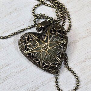 💫 Glow‑in‑the‑Dark Heart Locket • Filigree Pendant • Vintage Style